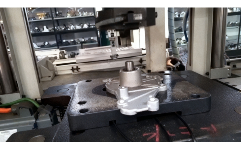 接触式传感器的精度会受到哪些因素的影响？